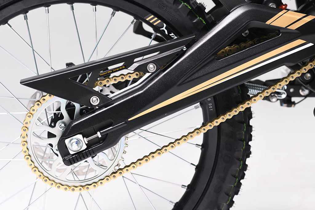 Talaria sähkömopon takahaarukka ja ketju – laadukas voimansiirto sähköcrossissa.